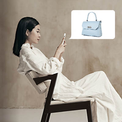 Donna che utilizza lo smartphone per prenotare il servizio Personal Shopper