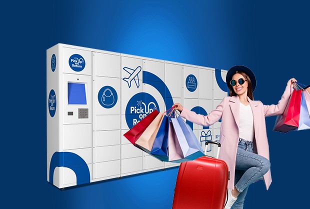 Donna che ritira acquisti dall'armadietto intelligente Pick Up on Return in aeroporto