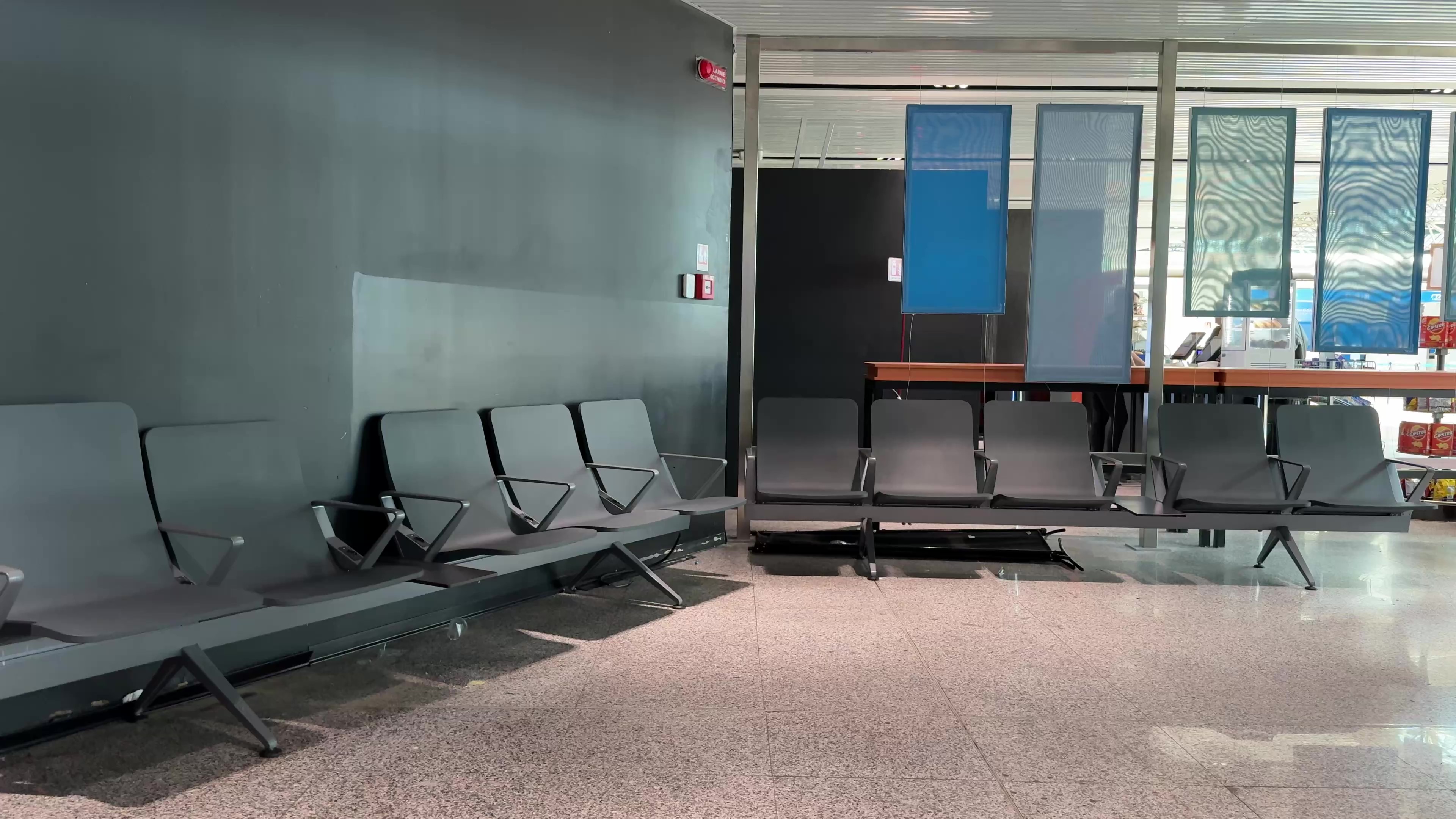 Sala Amica dell’aeroporto con posti a sedere e schermi informativi
