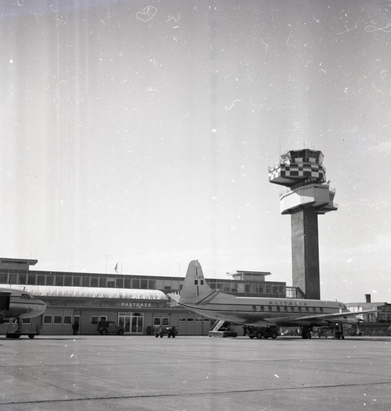Veduta piste e torre di controllo - 1960