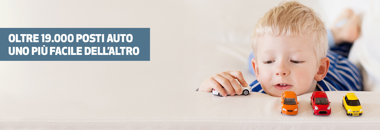Banner parcheggio Fiumicino - Bambino gioca con macchinine colorate con il testo: Oltre 19.000 posti auto uno più facile dell'altro